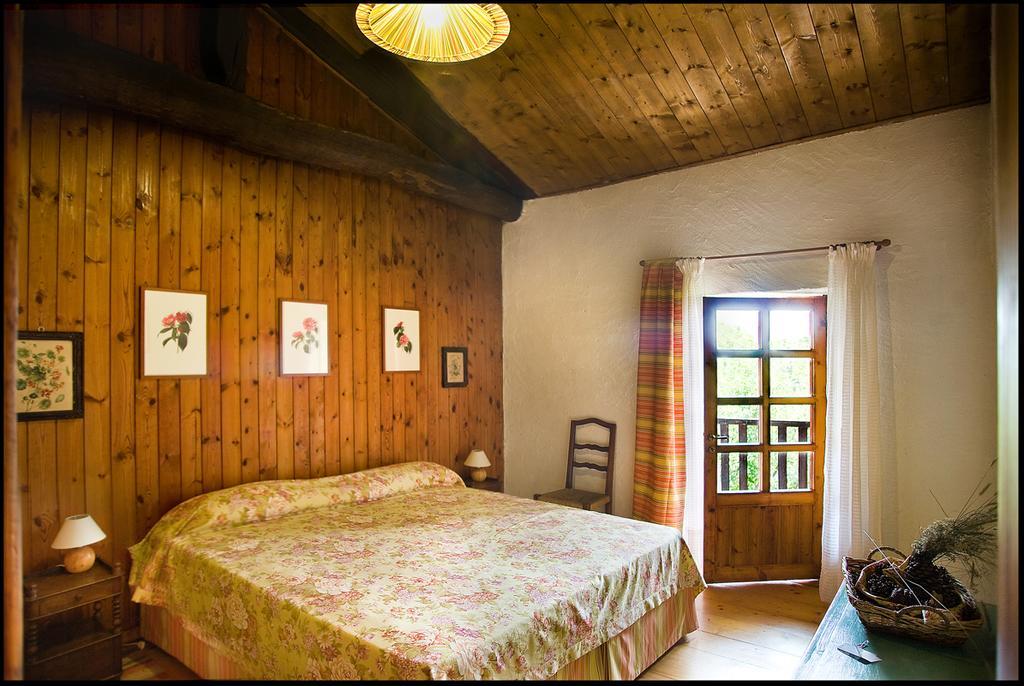 Agriturismo Famiglia Al Castello Di Bagnolo Bagnolo Piemonte الغرفة الصورة